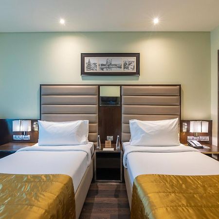 Vivanta Hyderabad, Begumpet Bagian luar foto Deluxe Room