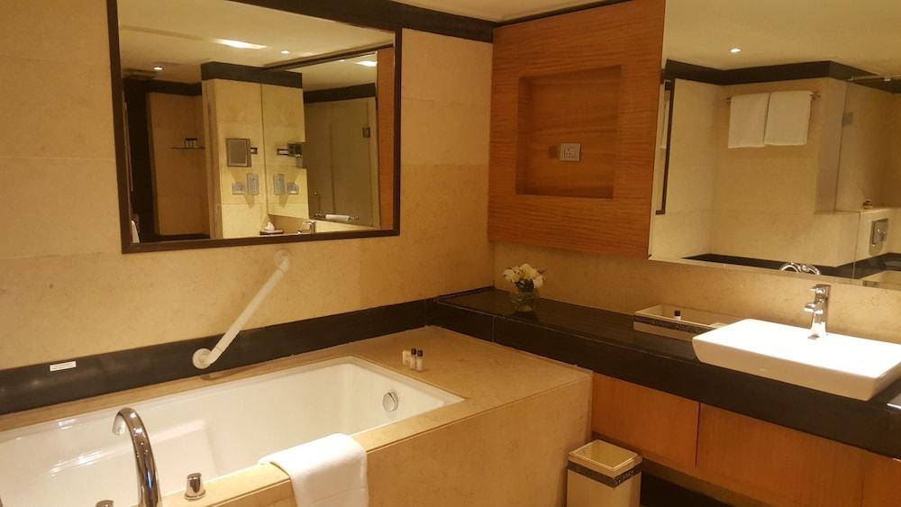 Vivanta Hyderabad, Begumpet Bagian luar foto Bathroom in a hotel