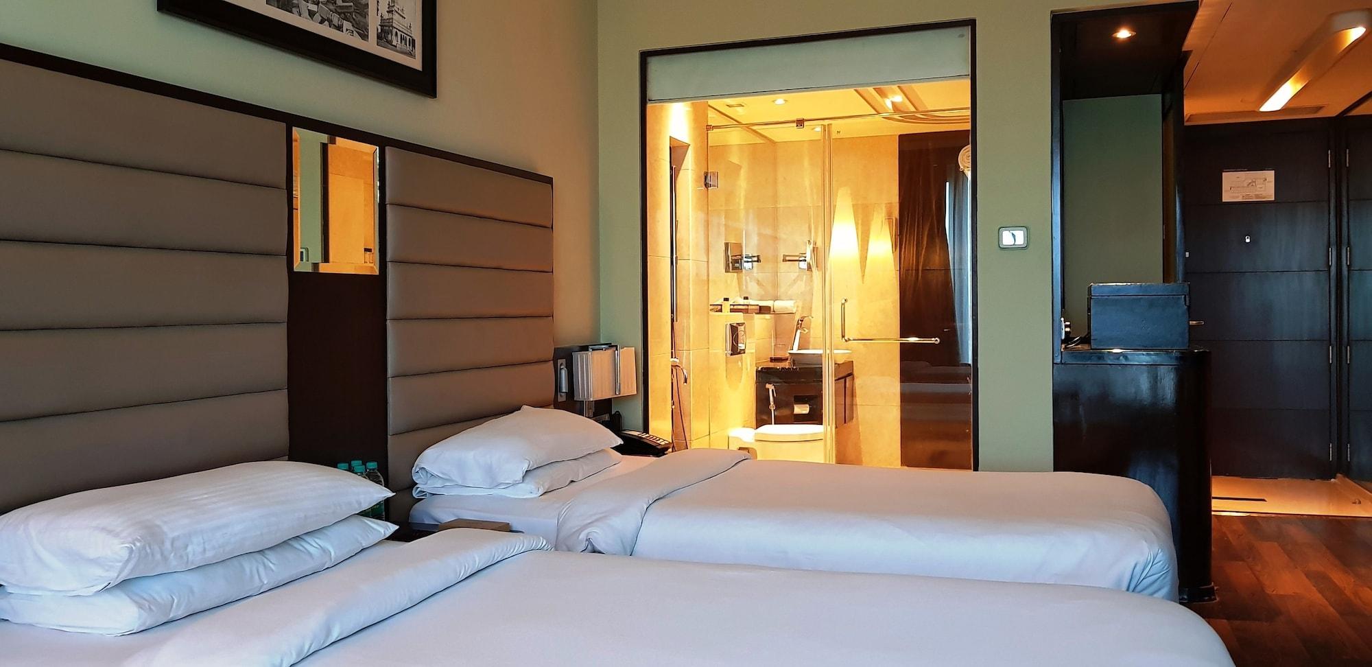 Vivanta Hyderabad, Begumpet Bagian luar foto A room at the hotel