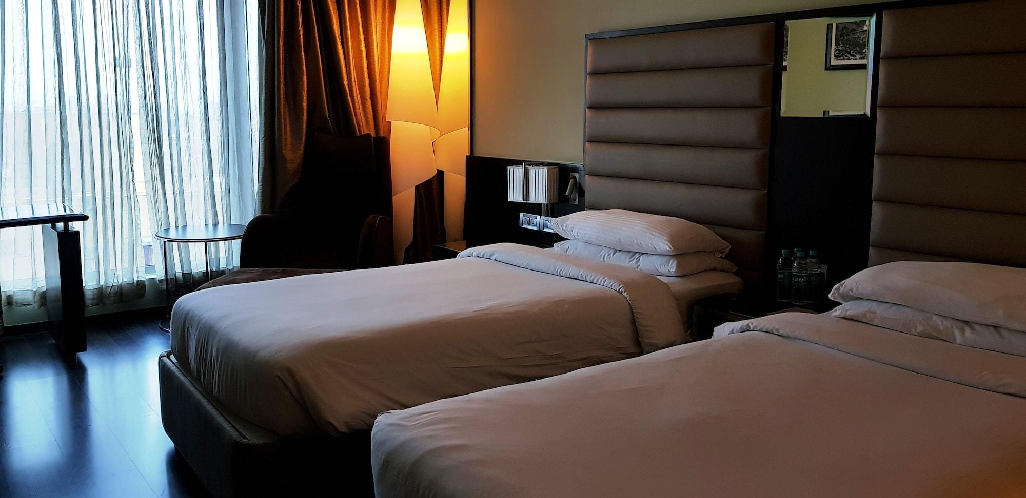 Vivanta Hyderabad, Begumpet Bagian luar foto A room at the hotel