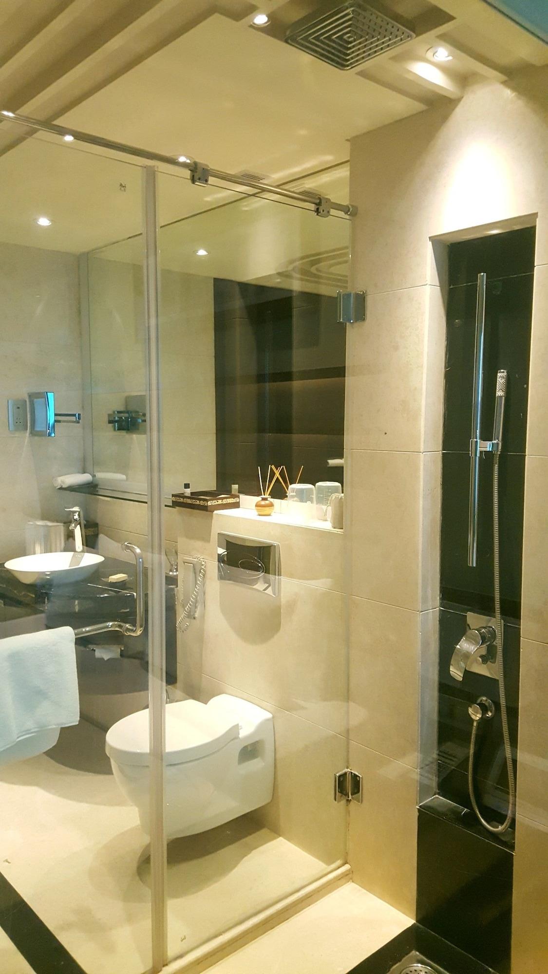 Vivanta Hyderabad, Begumpet Bagian luar foto A shower cubicle