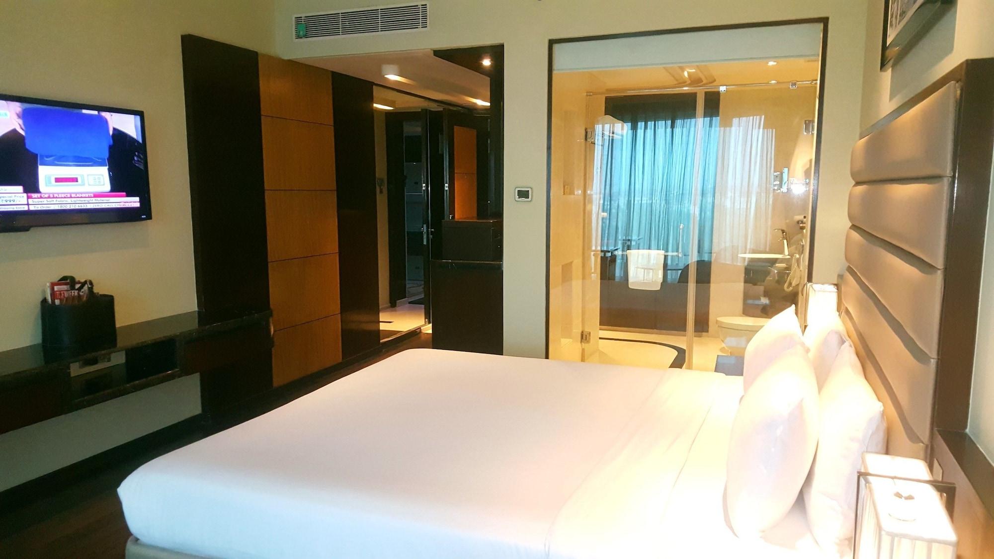 Vivanta Hyderabad, Begumpet Bagian luar foto A room at the hotel