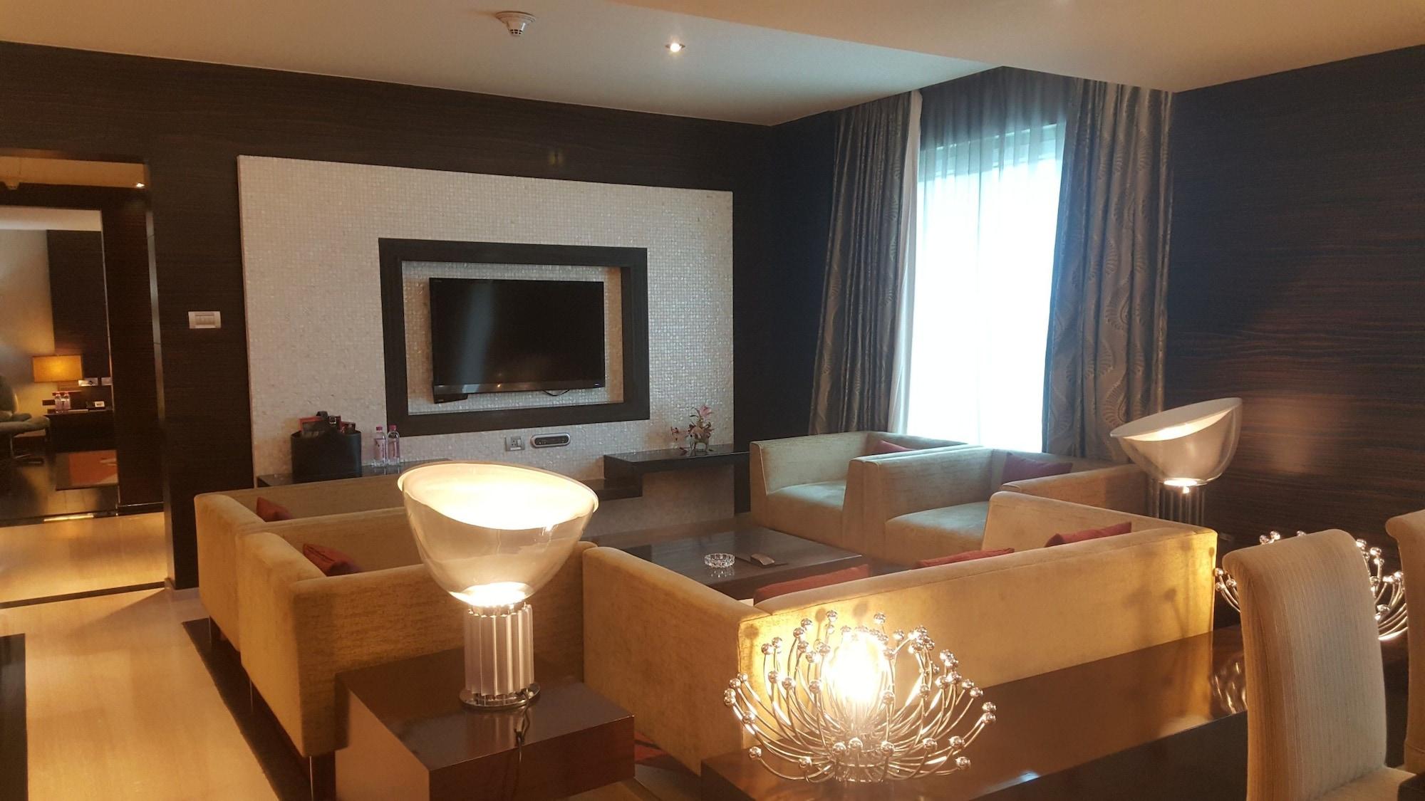 Vivanta Hyderabad, Begumpet Bagian luar foto Living room of a suite at the hotel