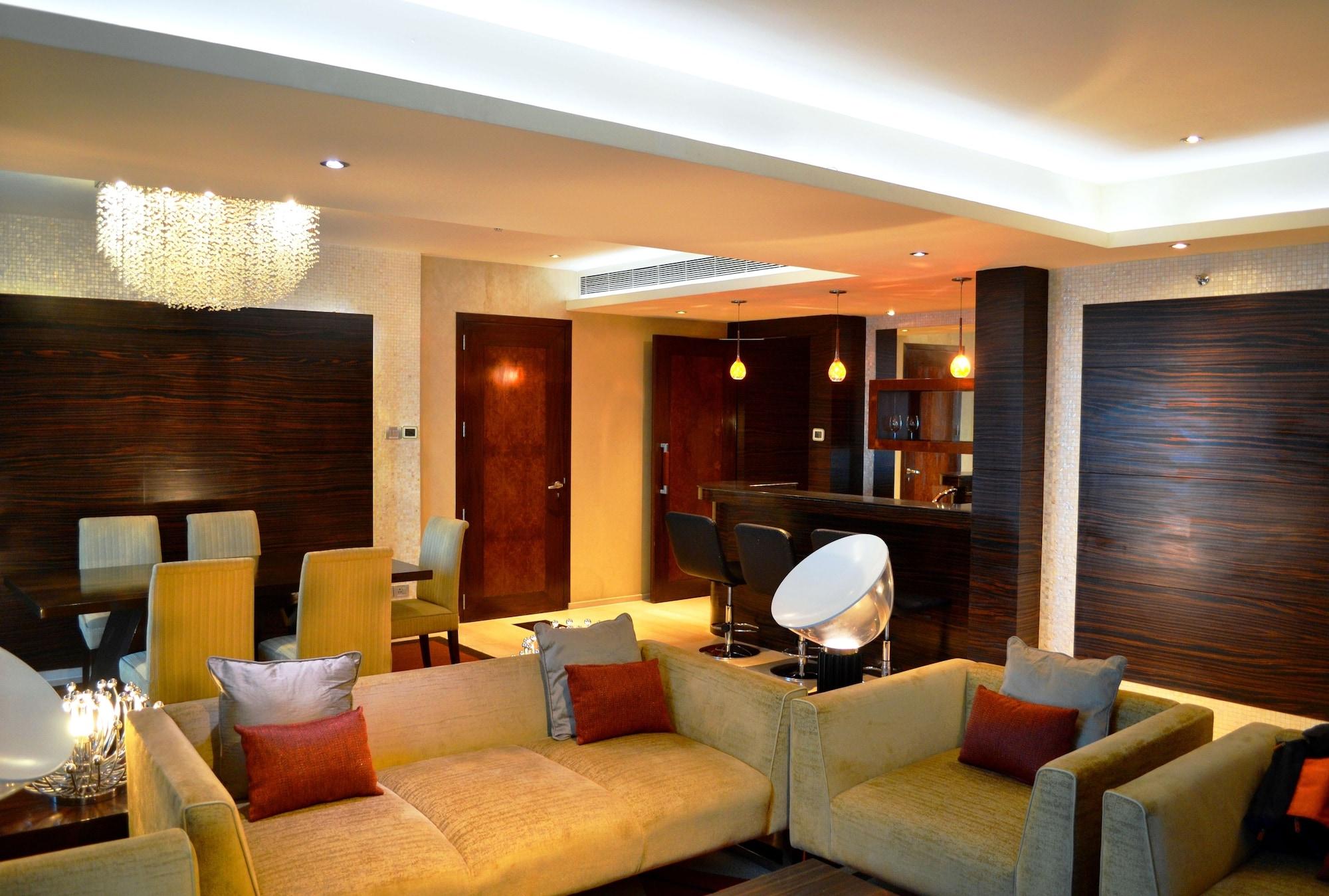 Vivanta Hyderabad, Begumpet Bagian luar foto The interior of a suite at the hotel