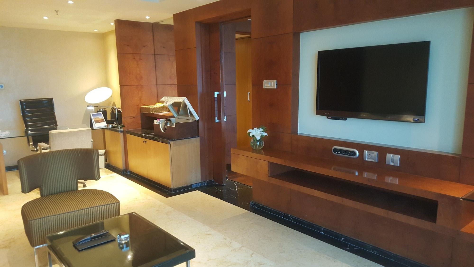 Vivanta Hyderabad, Begumpet Bagian luar foto A suite at the Taj Mahal Palace