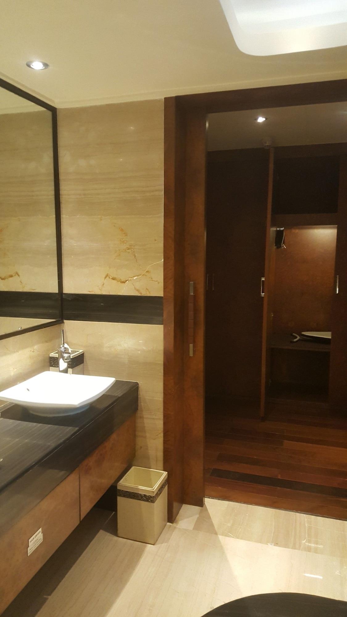 Vivanta Hyderabad, Begumpet Bagian luar foto Bathroom