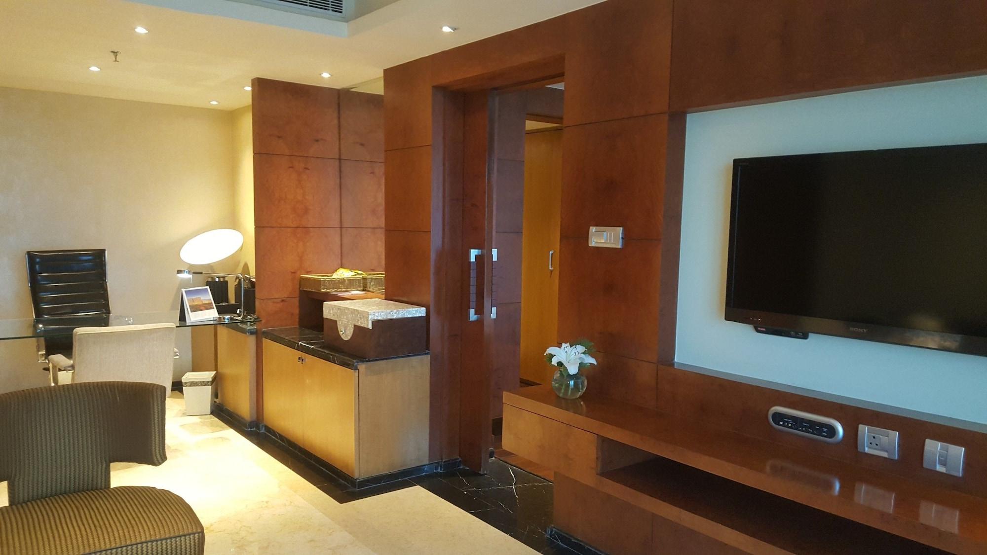 Vivanta Hyderabad, Begumpet Bagian luar foto A room at the hotel