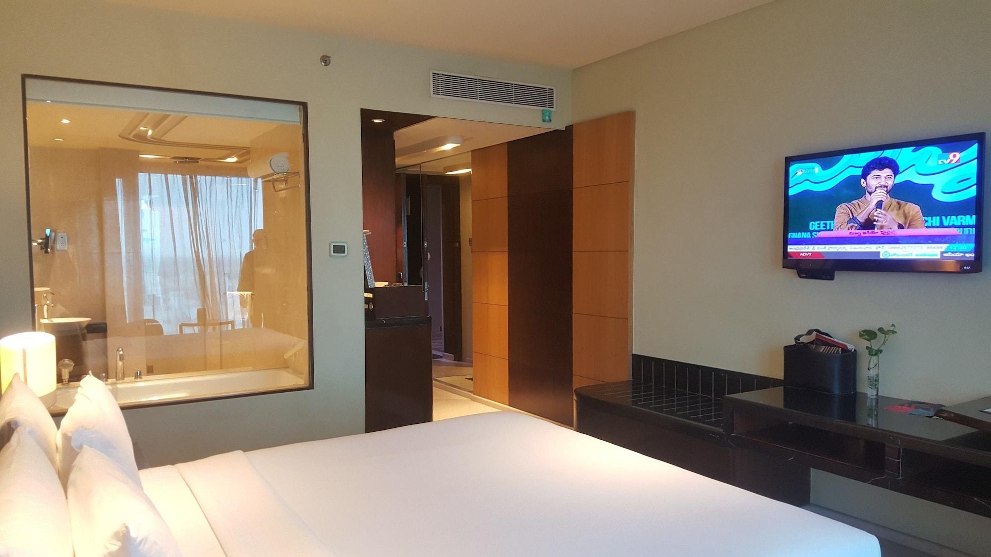 Vivanta Hyderabad, Begumpet Bagian luar foto A room at the hotel