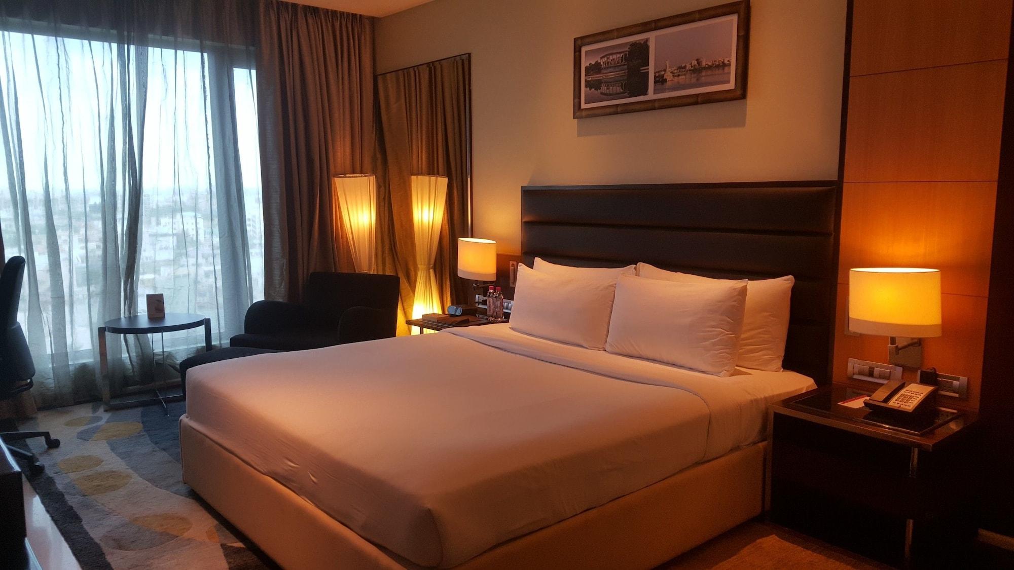 Vivanta Hyderabad, Begumpet Bagian luar foto A room at the hotel