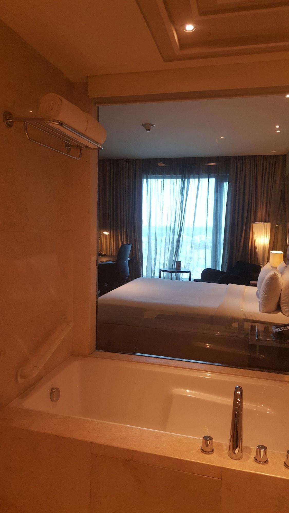 Vivanta Hyderabad, Begumpet Bagian luar foto A room at the hotel