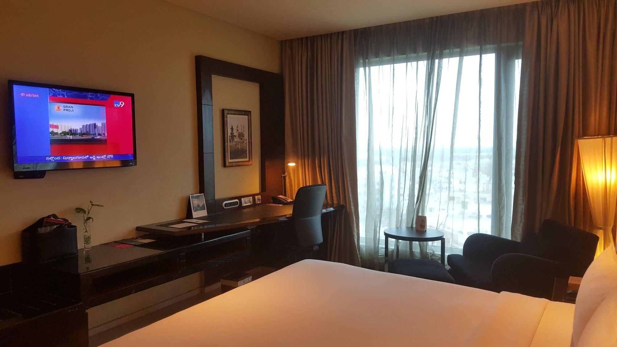 Vivanta Hyderabad, Begumpet Bagian luar foto A room at the hotel