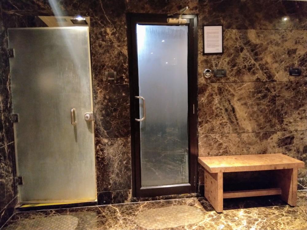 Vivanta Hyderabad, Begumpet Bagian luar foto A shower room