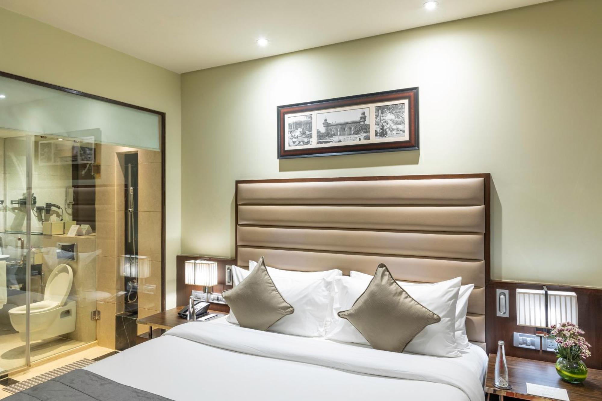 Vivanta Hyderabad, Begumpet Bagian luar foto A room at the hotel