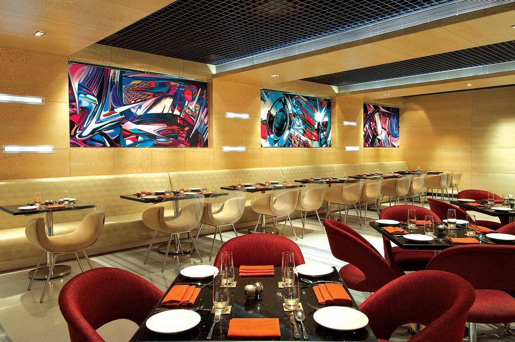 Vivanta Hyderabad, Begumpet Bagian luar foto The interior of the restaurant