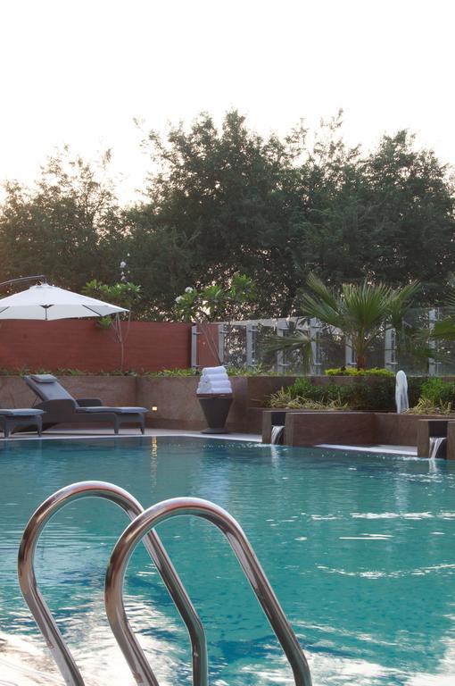 Vivanta Hyderabad, Begumpet Bagian luar foto The pool at the Taj Bengal