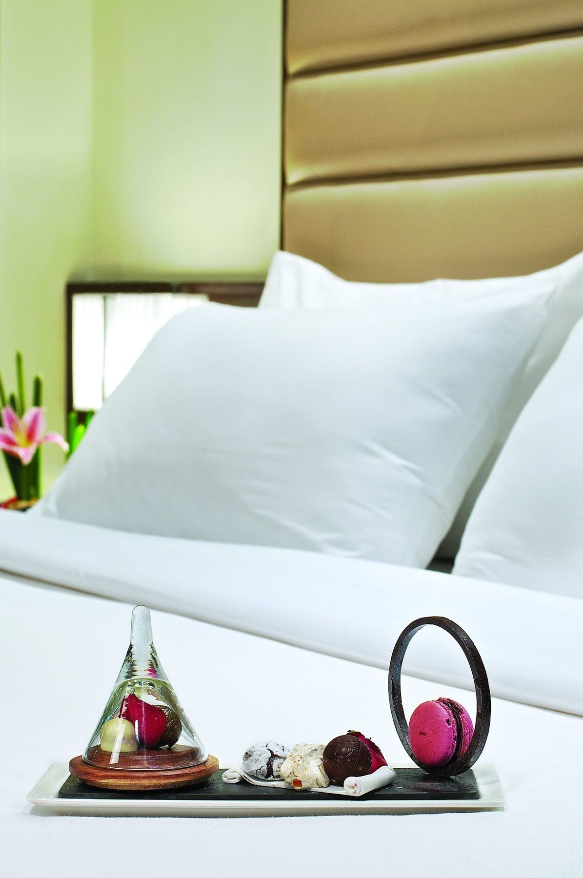 Vivanta Hyderabad, Begumpet Ruang foto Pillows on a bed