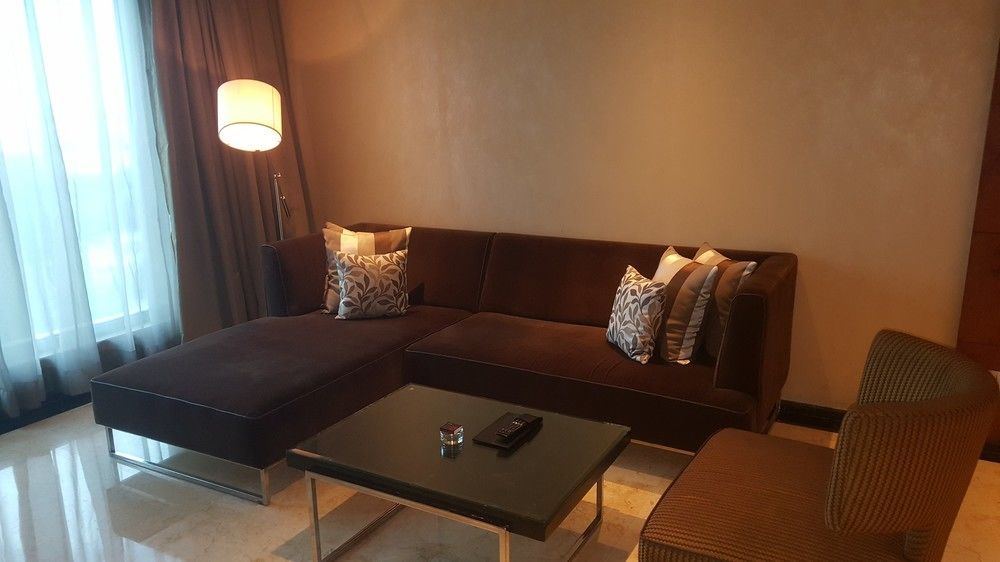 Vivanta Hyderabad, Begumpet Bagian luar foto A living room in a suite at the Ritz-Carlton, Kuala Lumpur