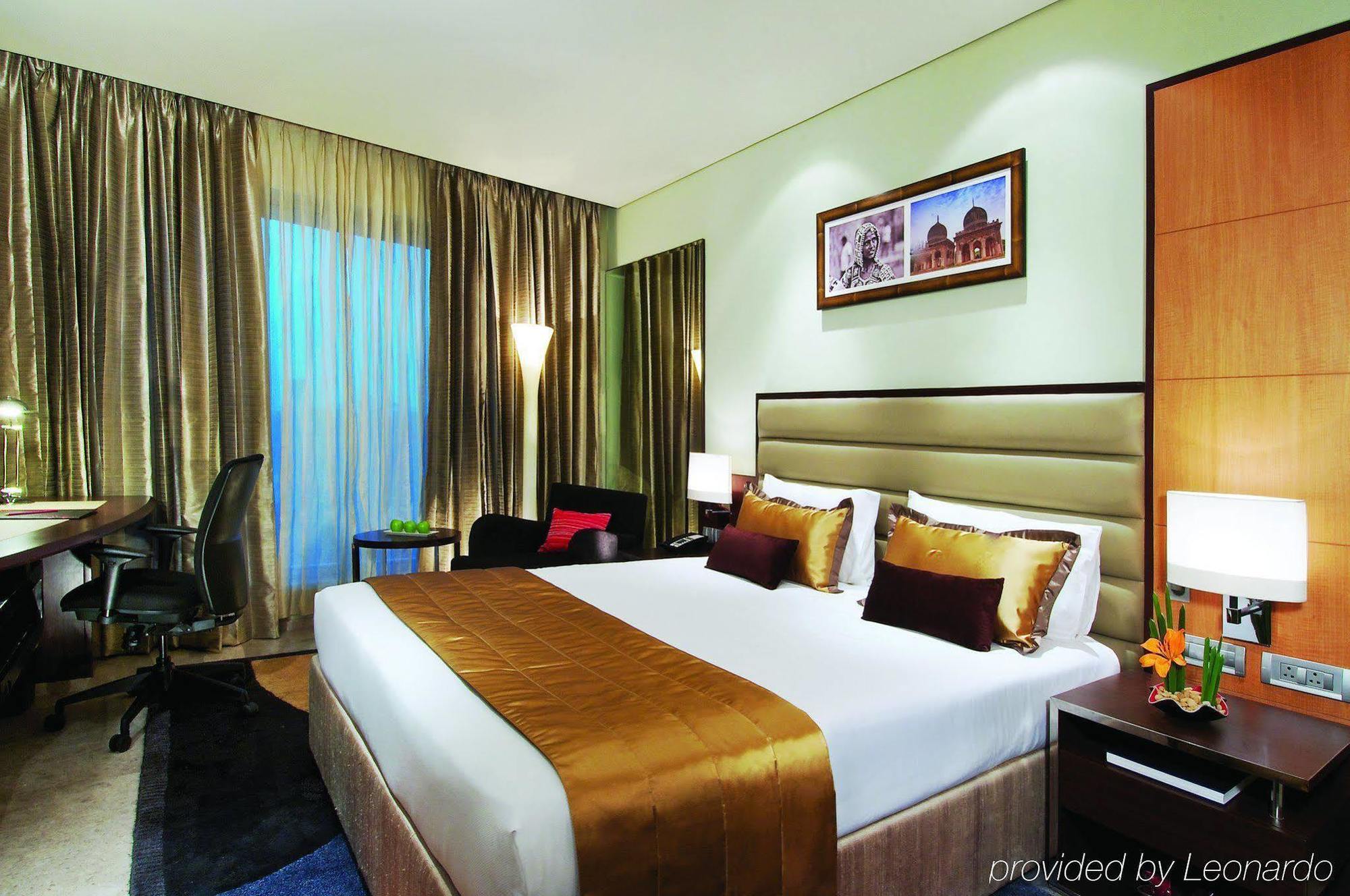 Vivanta Hyderabad, Begumpet Ruang foto A room at the hotel