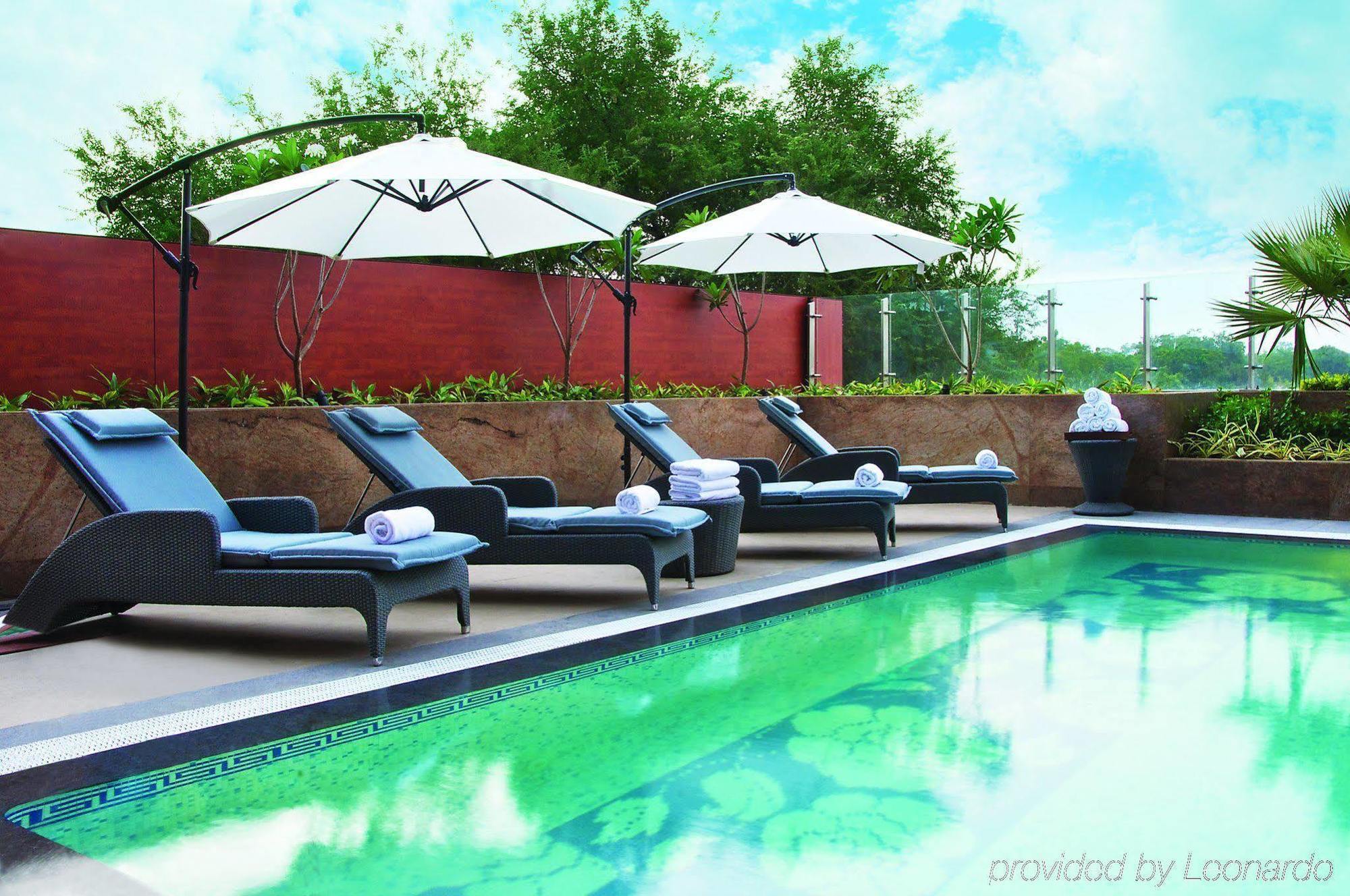 Vivanta Hyderabad, Begumpet Fasilitas foto The pool at the hotel