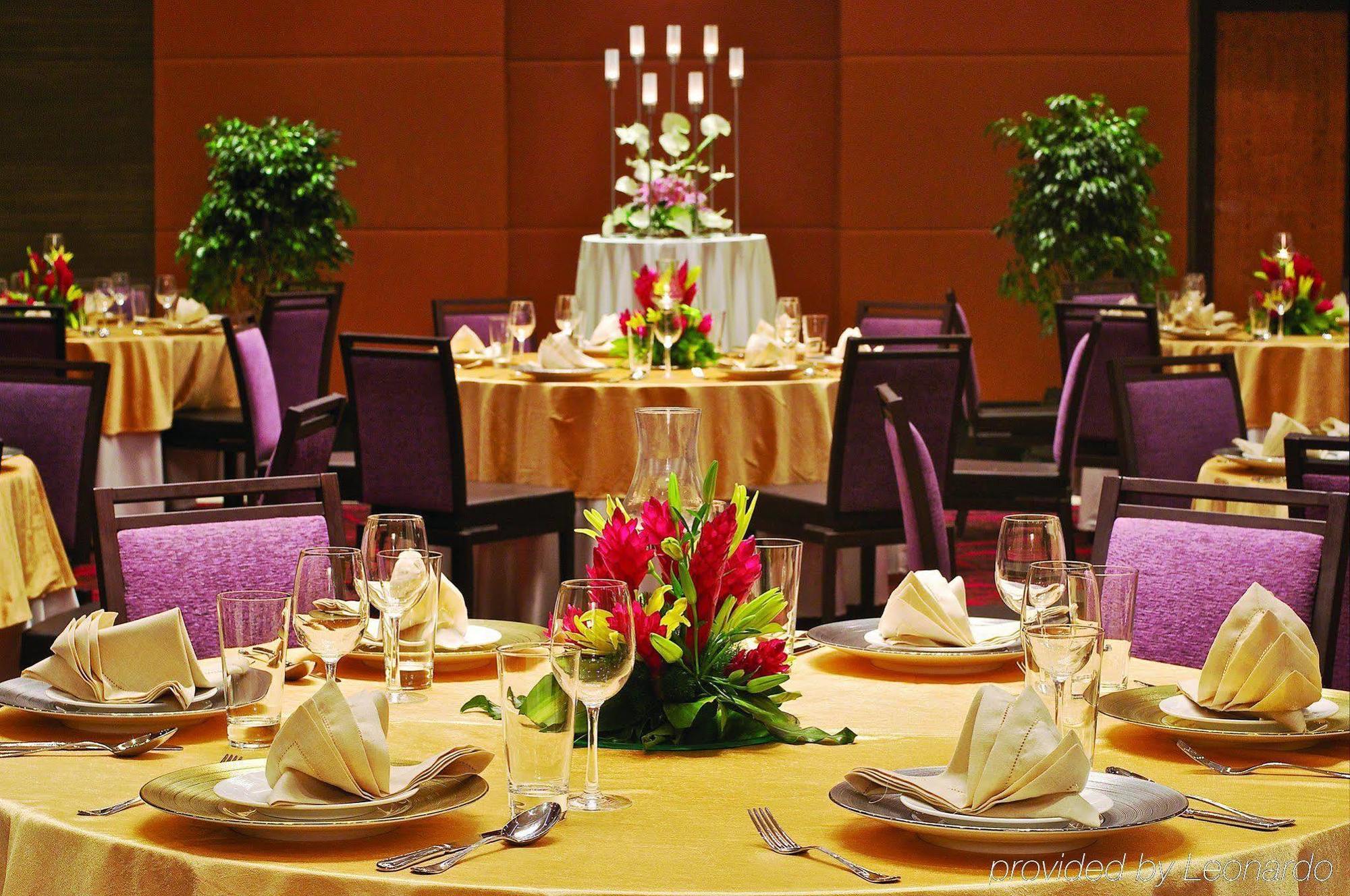 Vivanta Hyderabad, Begumpet Fasilitas foto A table set for a formal dinner