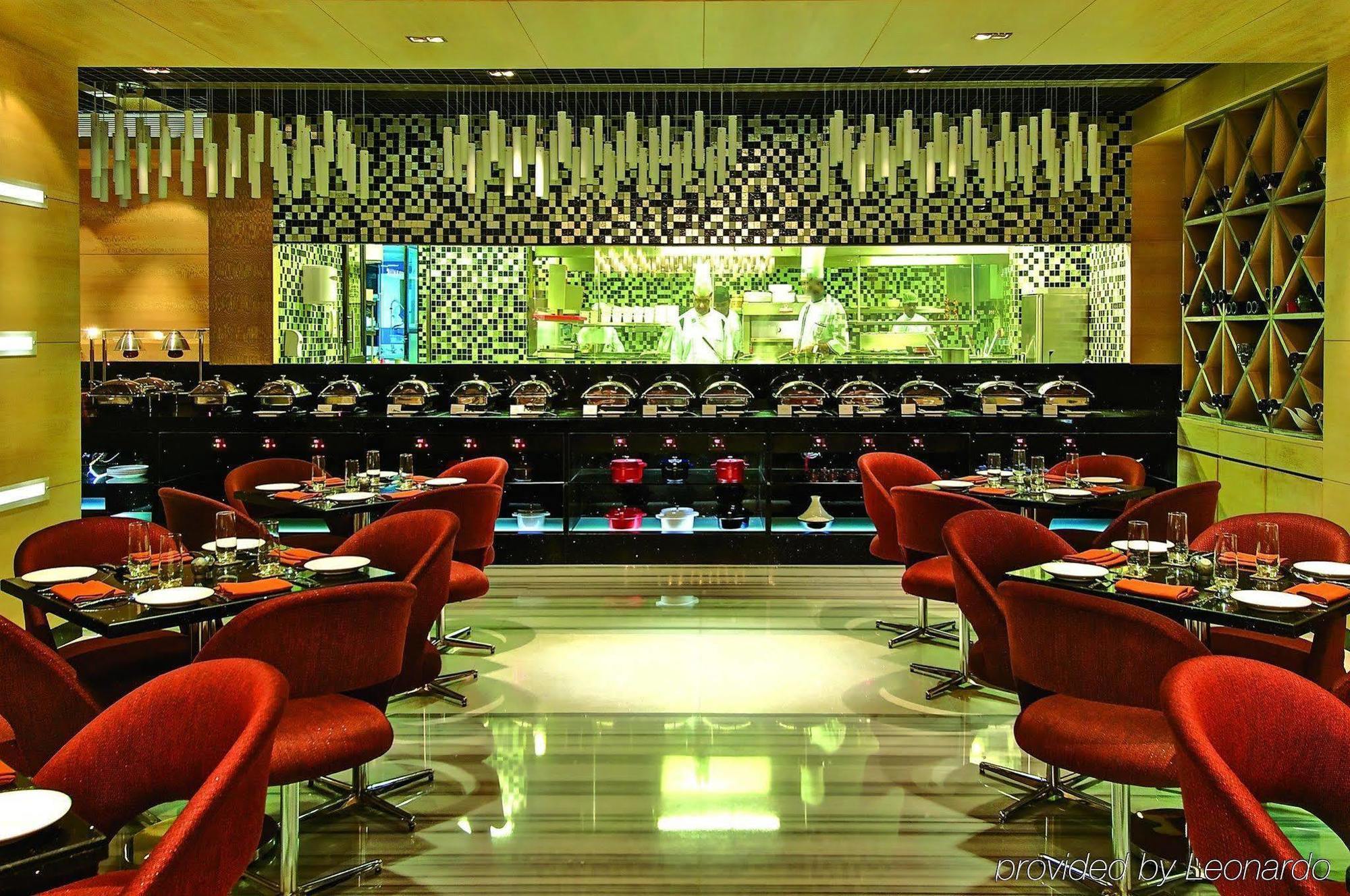 Vivanta Hyderabad, Begumpet Restoran foto The restaurant
