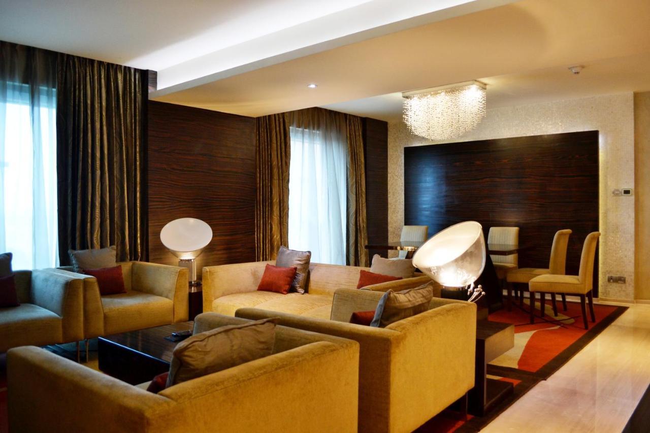 Vivanta Hyderabad, Begumpet Bagian luar foto The interior of a suite at the hotel