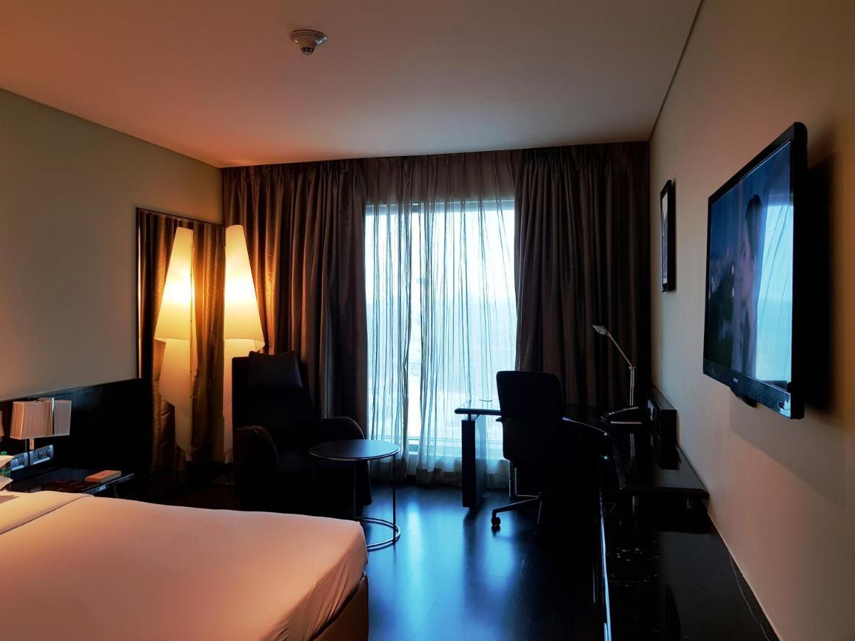 Vivanta Hyderabad, Begumpet Bagian luar foto A room at the hotel